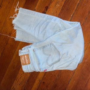 Wedgie Straight Levi’s Frayed Hem Light Blue Jean